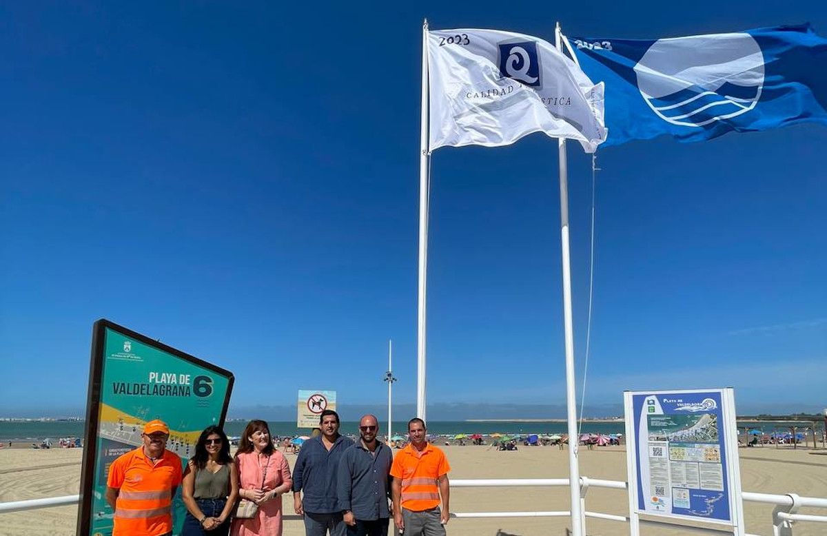 Más 'azul' para las playas andaluzas. Izado oficial de las banderas azules en la playa de Valdelagrana, en El Puerto, en 2023.