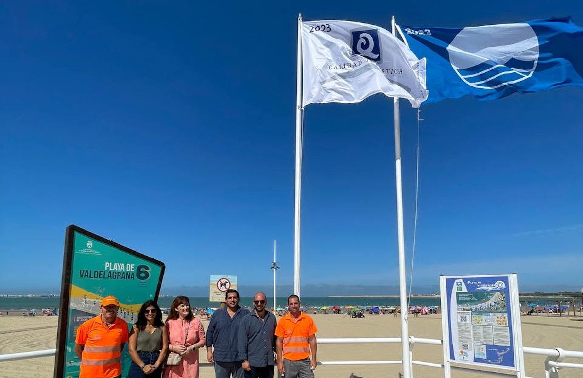 Izado oficial de las banderas azules en la playa de Valdelagrana, en El Puerto. 