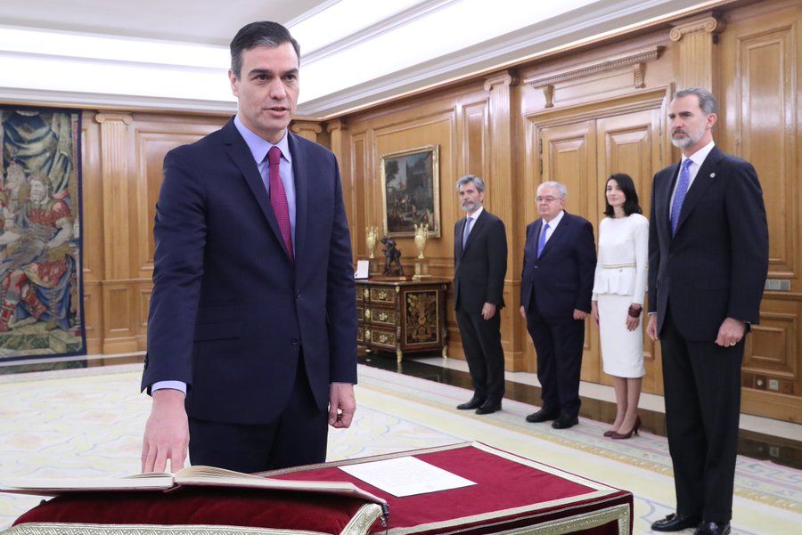 El presidente del Gobierno, Pedro Sánchez, promete el cargo ante el Rey. 