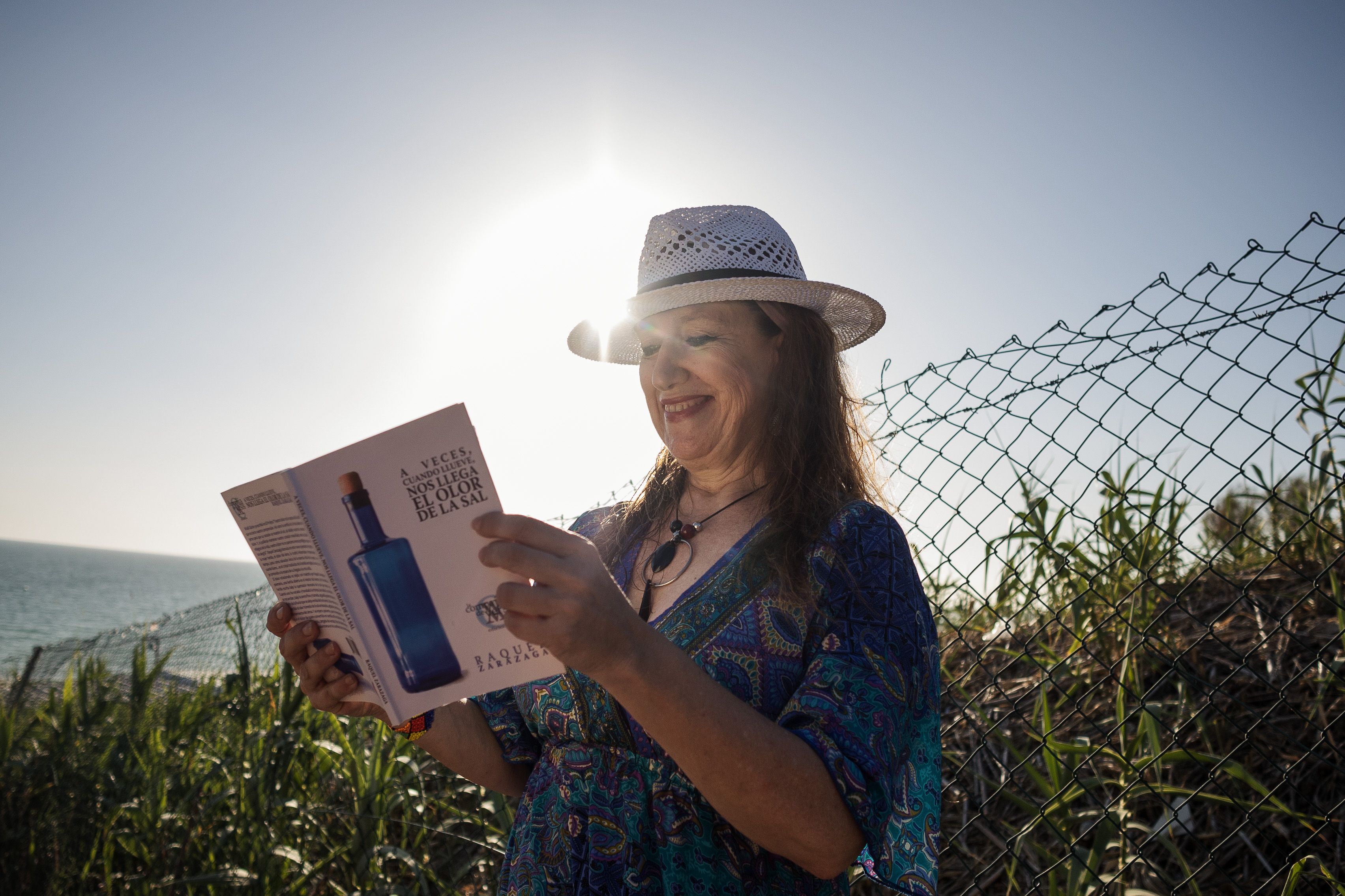 Raquel Zarazaga, con su poemario, tras la entrevista.