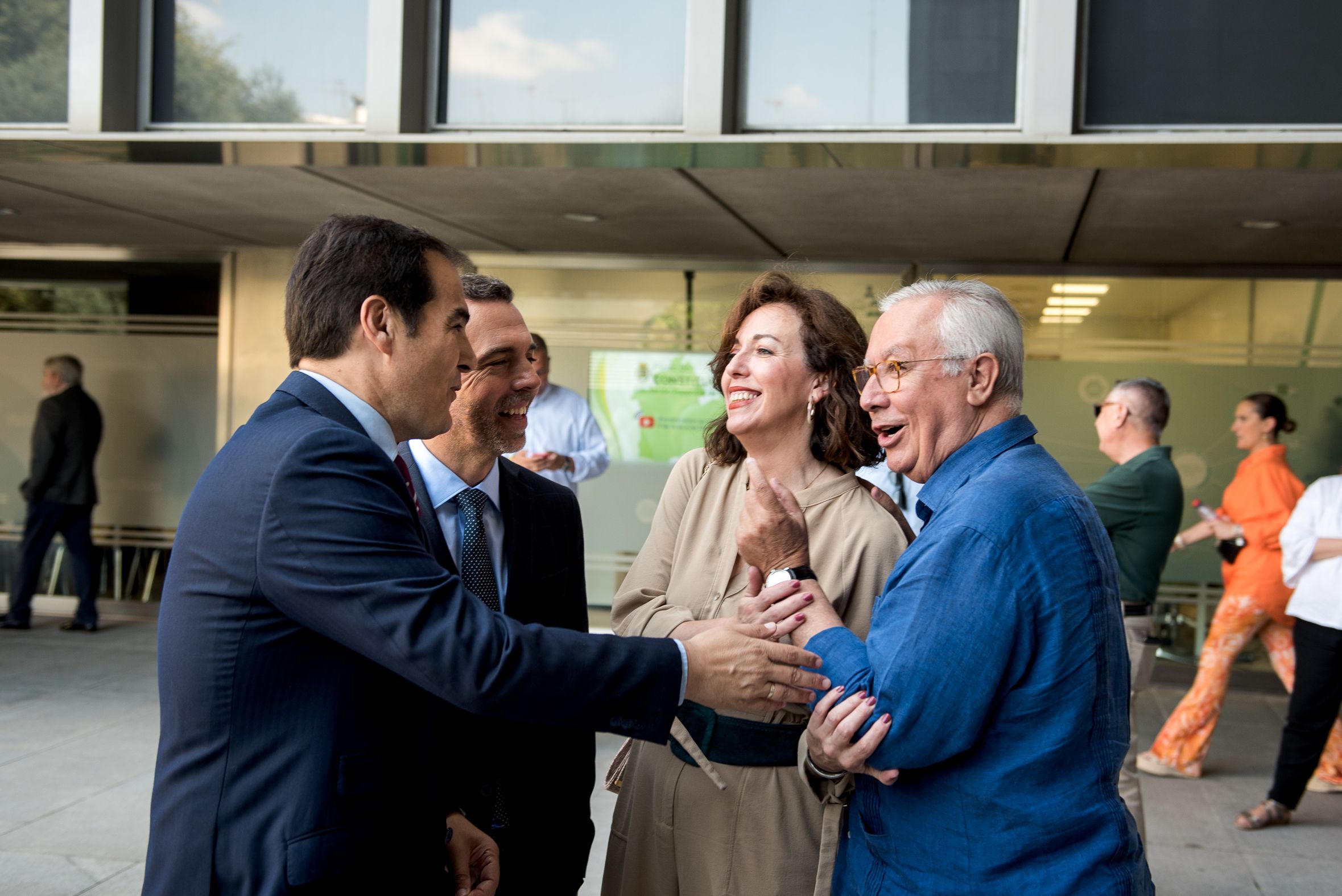 Nieto, a la izquierda de la imagen, en la previa a la investidura del nuevo presidente de la Diputación de Sevilla.