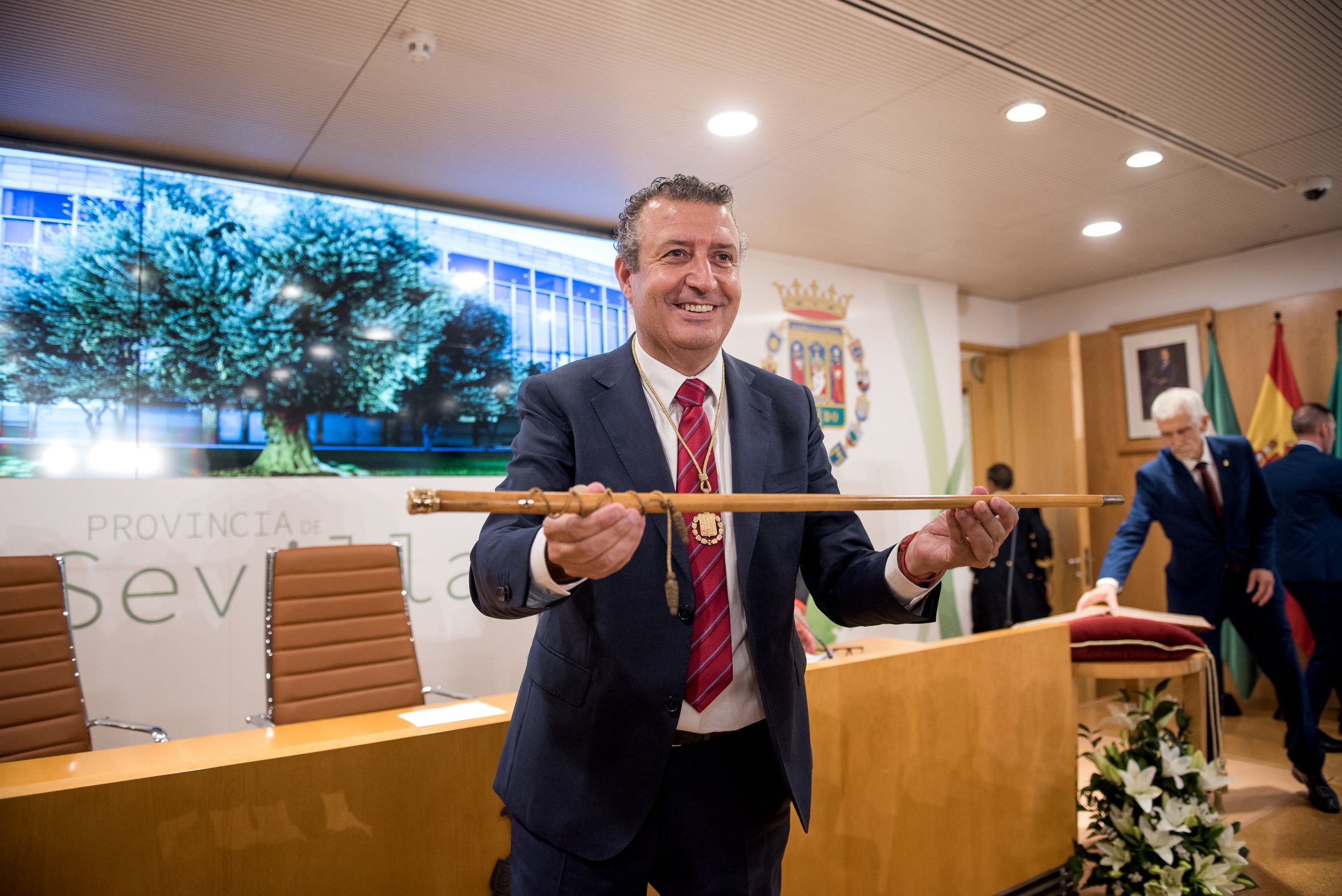Javier Fernández, con el bastón tras ser investido presidente de la Diputación de Sevilla.