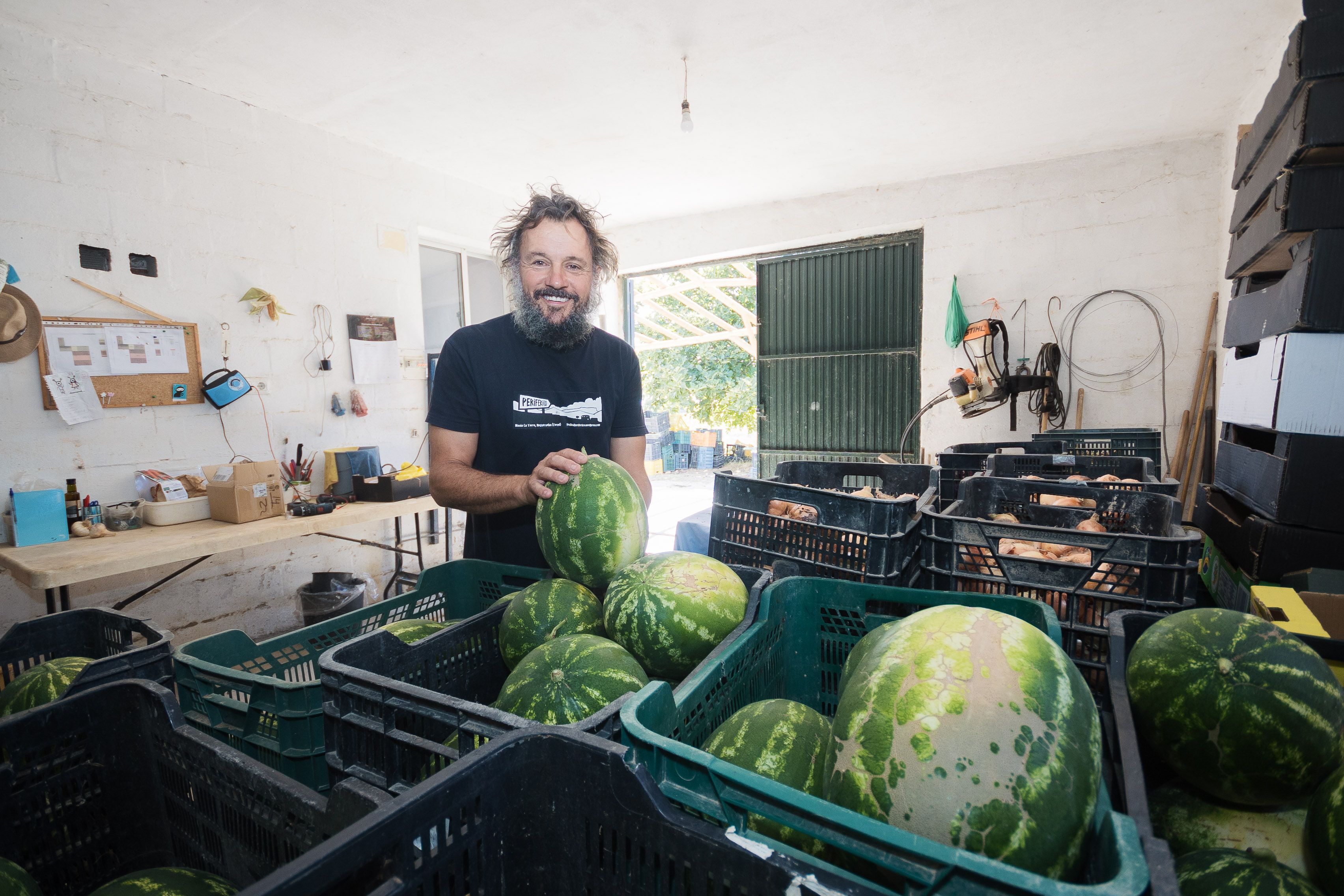 Joaquín junto a las cajas de sandías recolectadas.