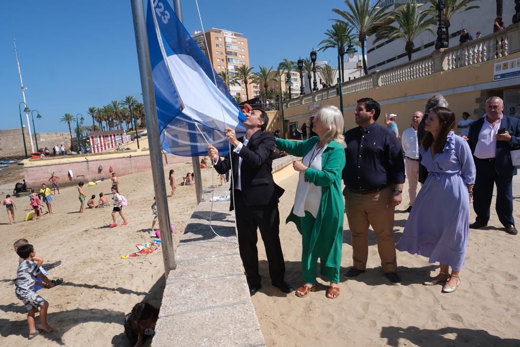 El alcalde de Cádiz, ondeando la bandera azul en una imagen del año pasado.
