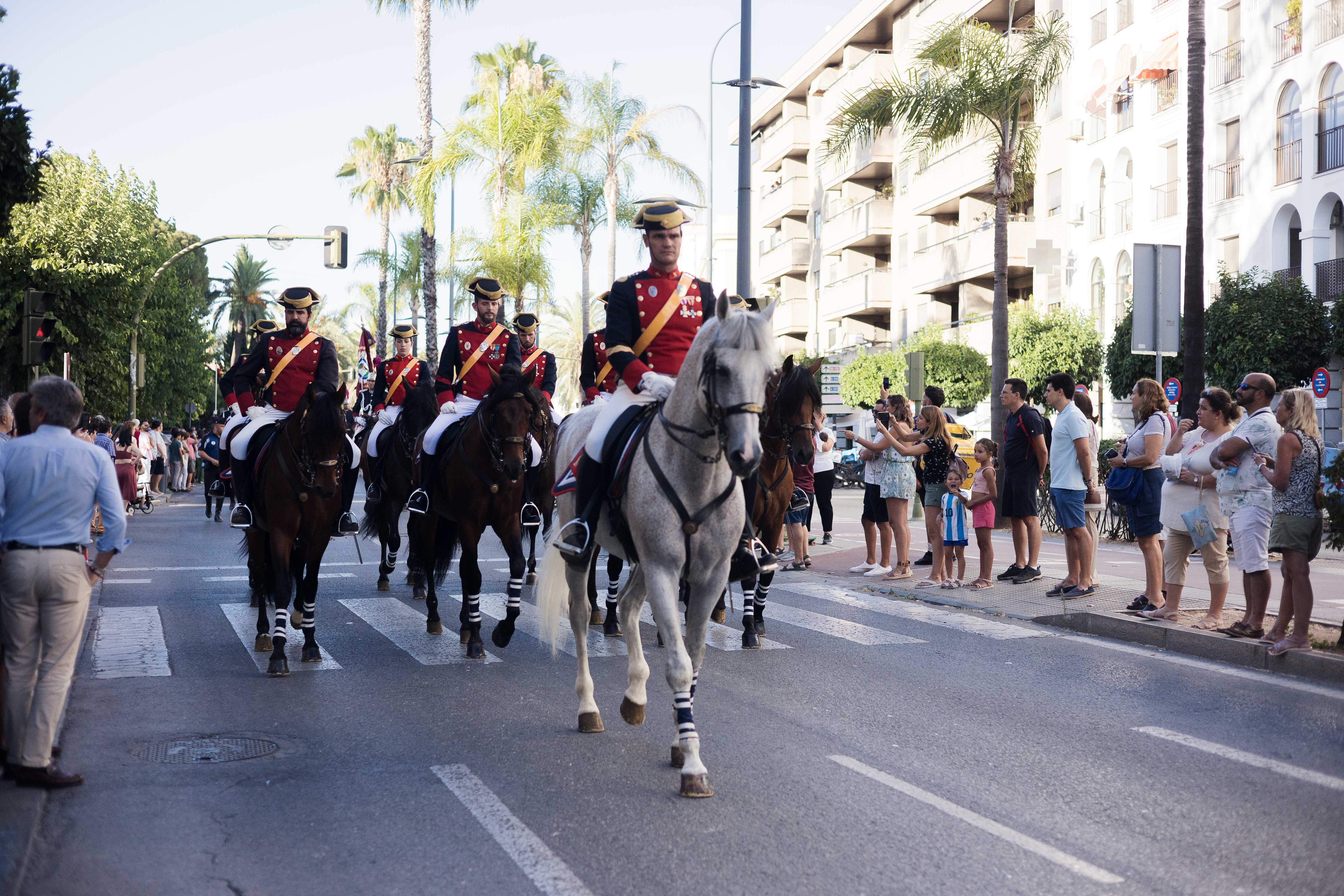 Escuadrón de la Guardia Civil con su uniformidad de gala.     CANDELA NÚÑEZ