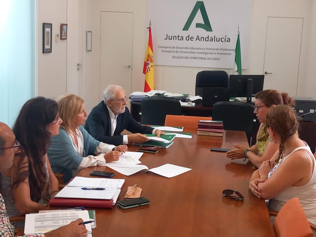 Reunión entre Isabel Paredes y representantes de Flampa Gades. Cádiz no cuenta con alumnado infantil para cubrir las plazas ofertadas.