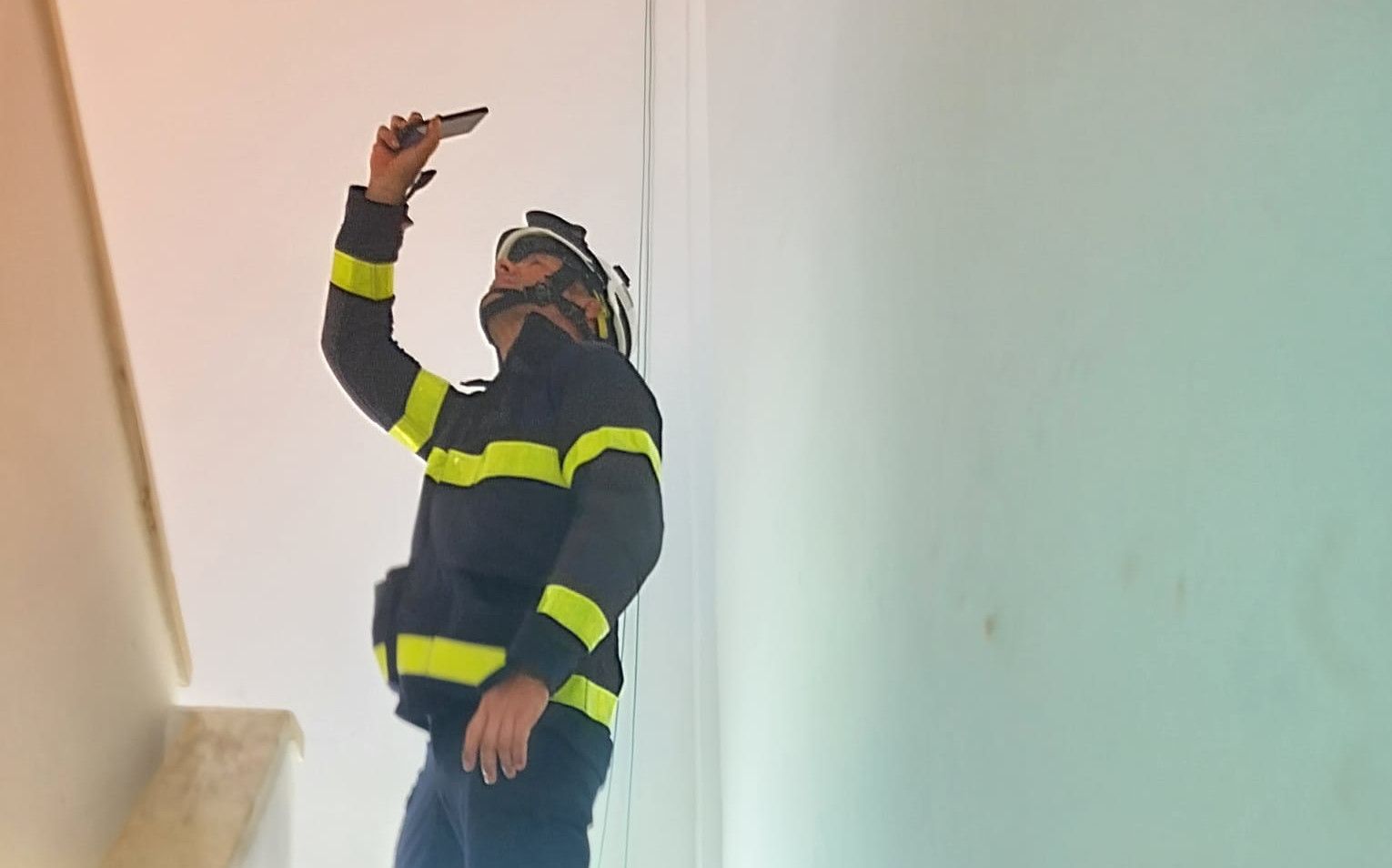 Un bombero observa el estado del techo de la vivienda en El Puerto.