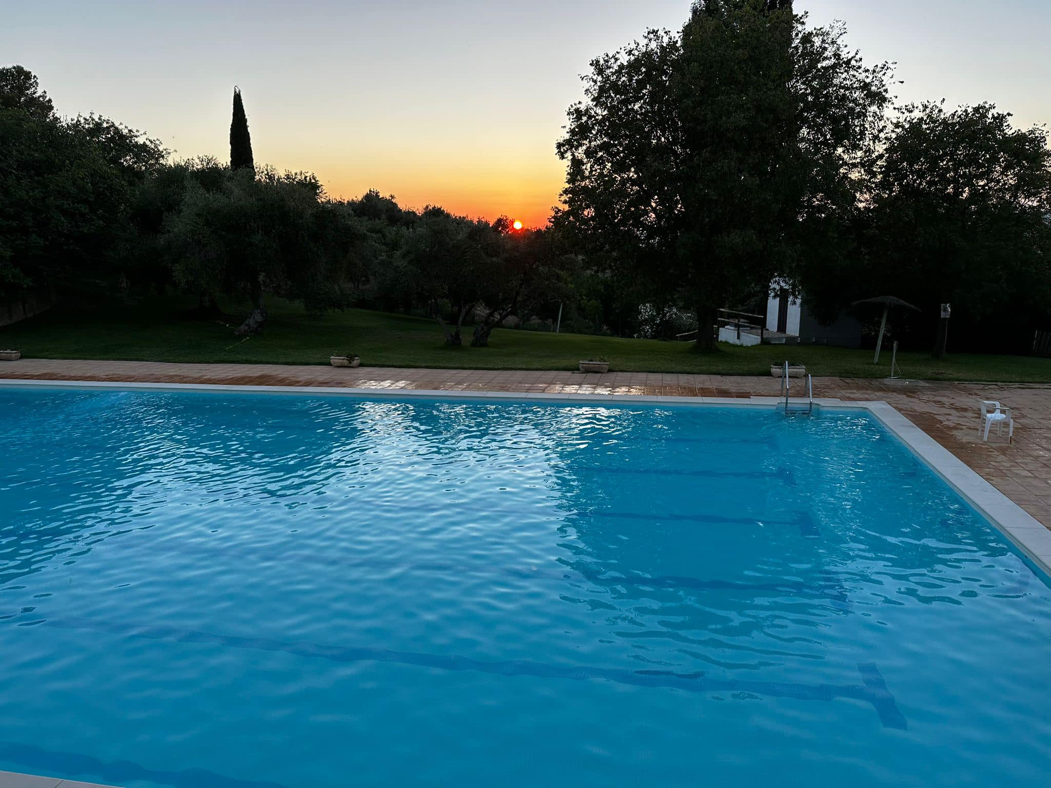 La piscina municipal de Zahara de la Sierra abre hasta medianoche.