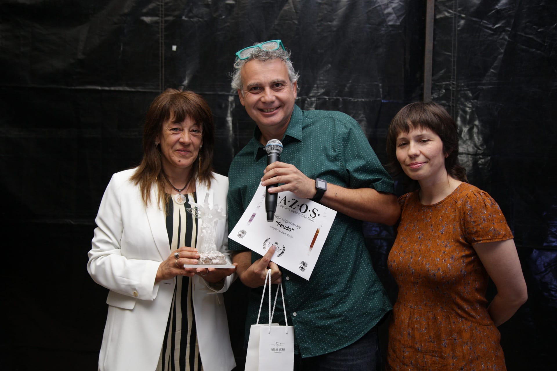 Recogida del galardón.