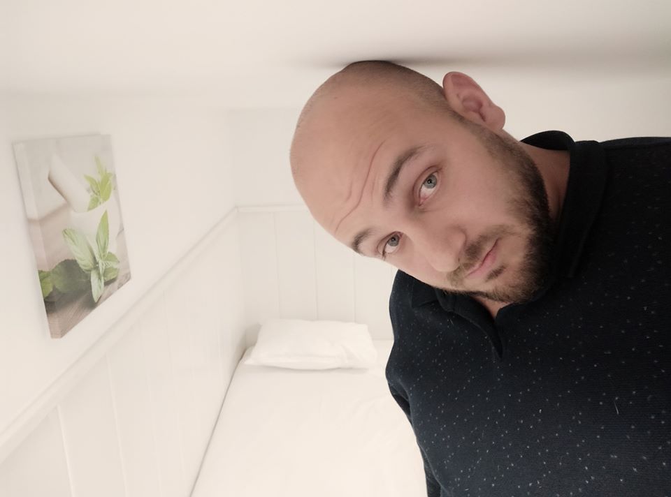 El denunciante muestra en una foto la escasa altura del techo de la habitación. FOTO: CEDIDA