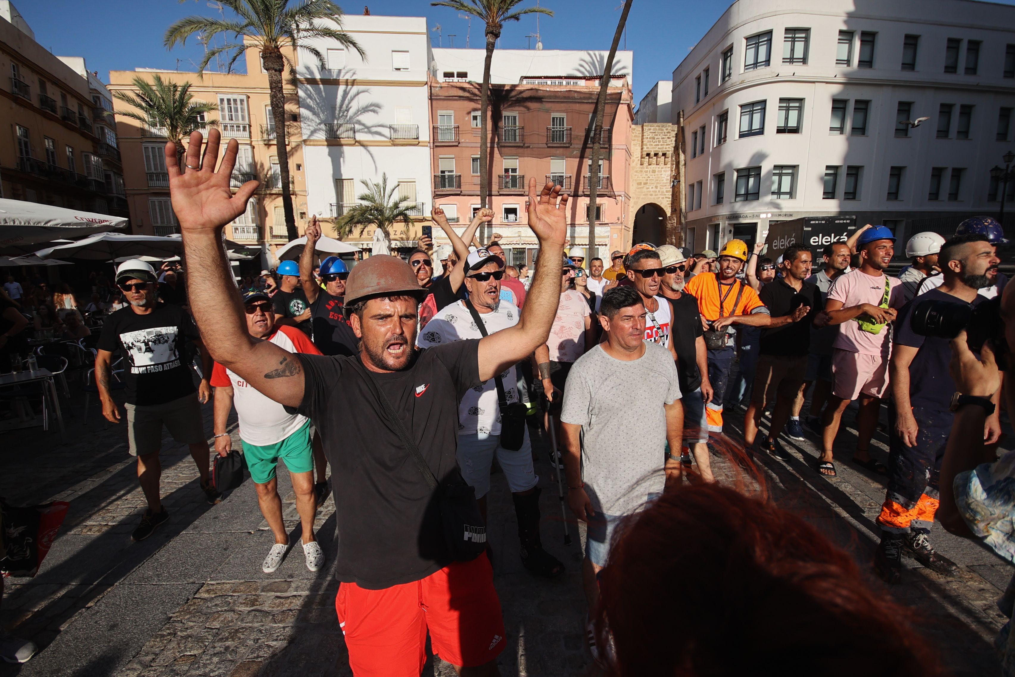 Protesta de trabajadores de las subcontratas de Navantia en el acto de Sumar en Cádiz.