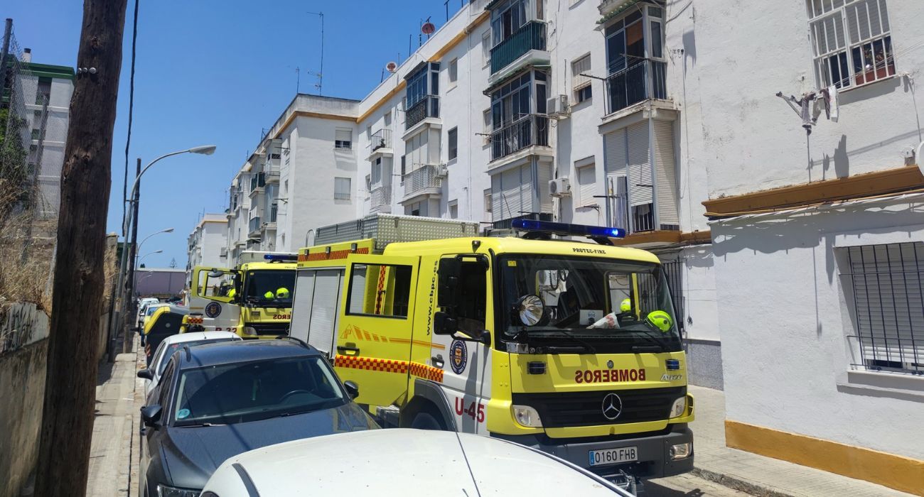 Los bomberos, durante su intervención en el incendio en el barrio de Las Viñas.