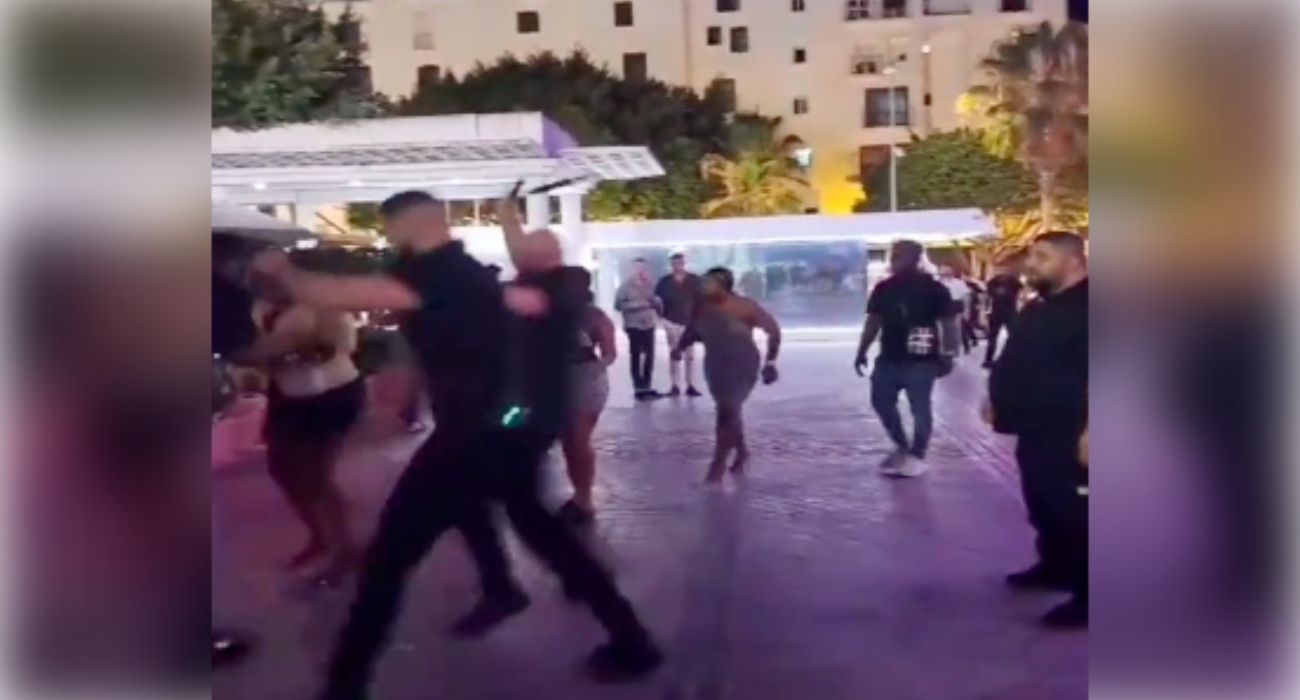 Una imagen de la pelea, con el empleo de las porras, en la zona de acceso a una discoteca de Marbella.