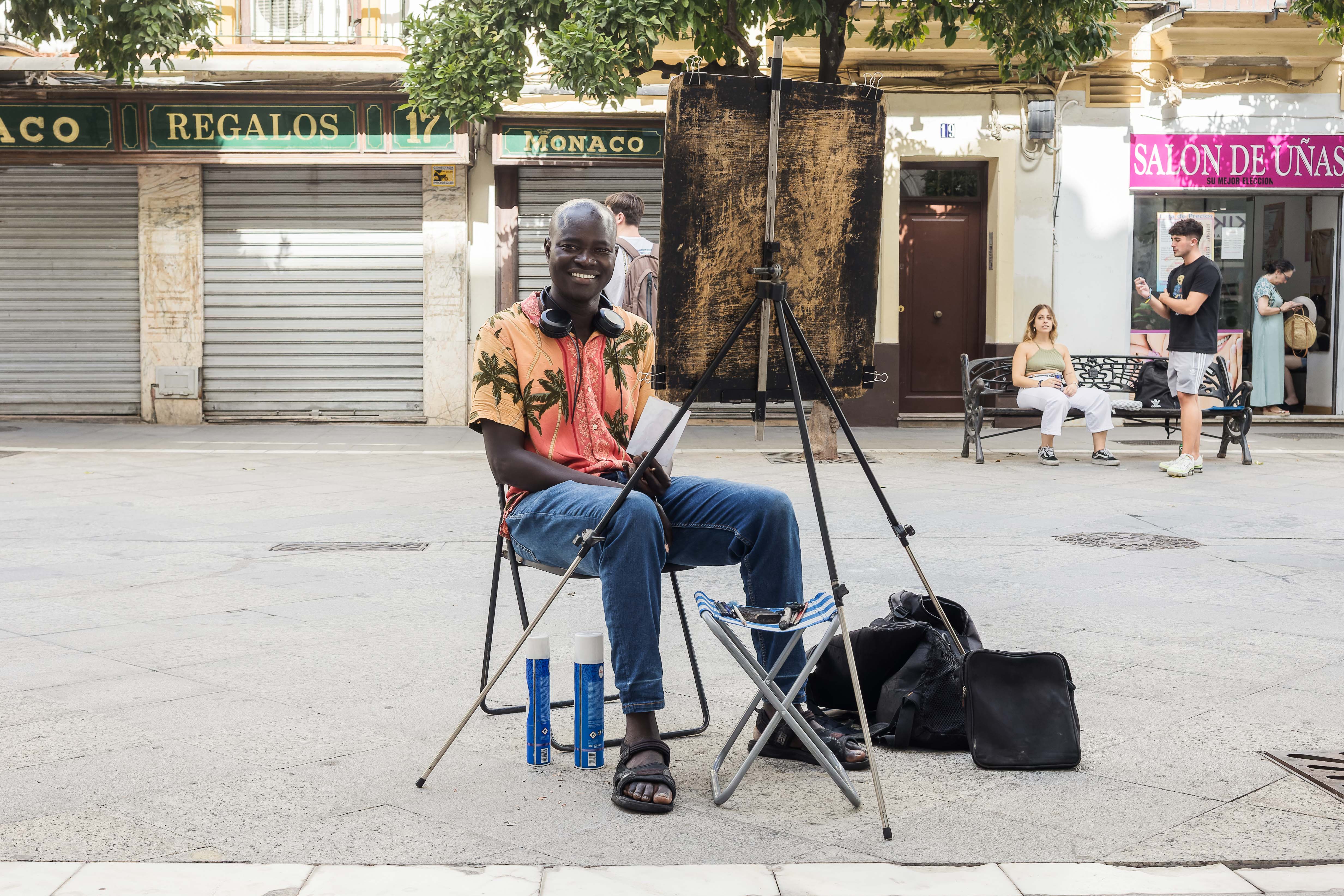 El 'estudio' del senegalés en la calle Larga.   CANDELA NÚÑEZ