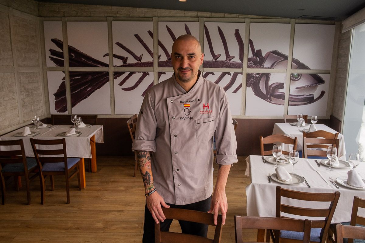 Francis Mayo, fundador del restaurante Popeye, en uno de los salones del establecimiento para el reportaje realizado para lavozdelsur.es. FOTO: MANU GARCÍA