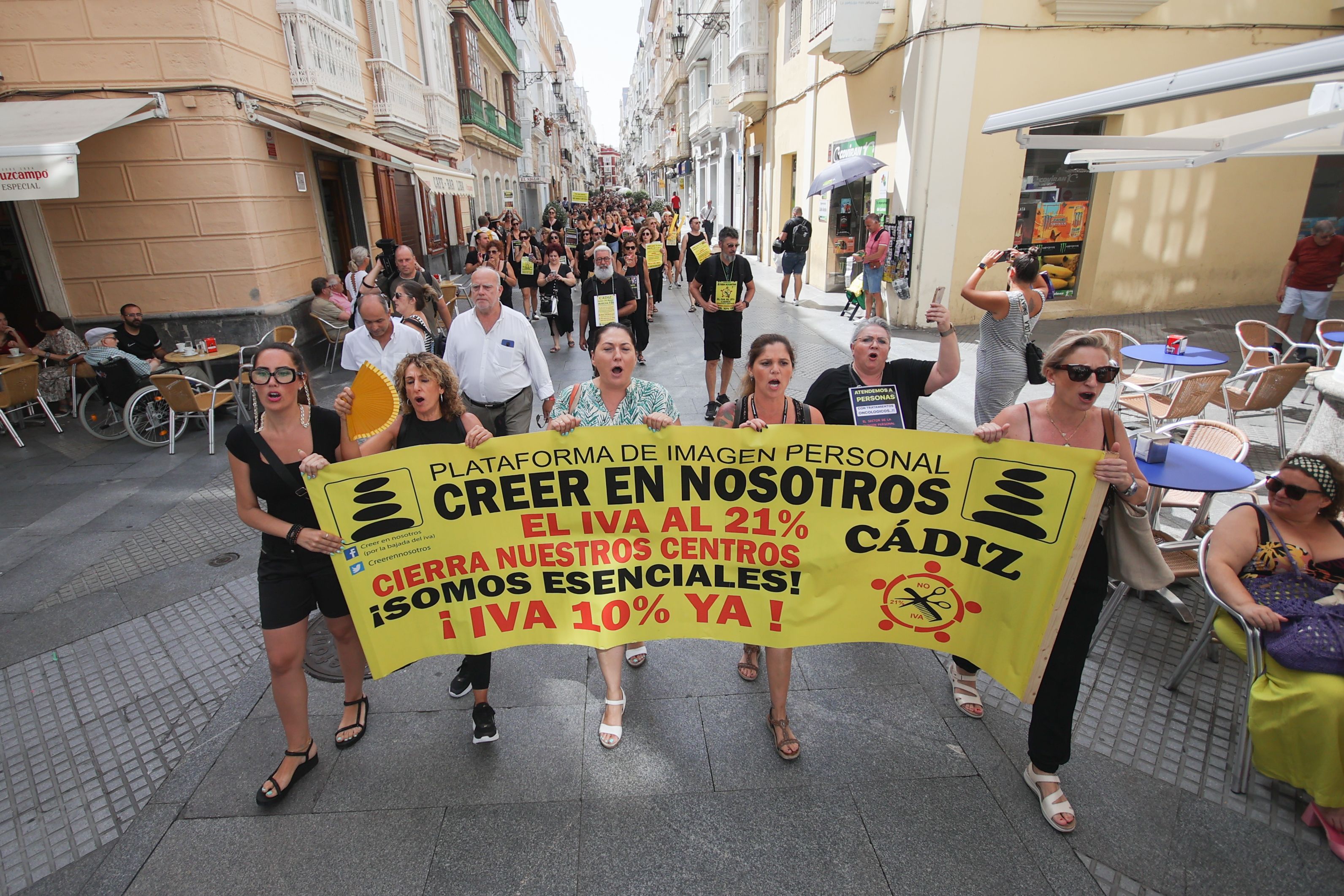 Manifestación de peluqueras para pedir la bajada del IVA en Cádiz.