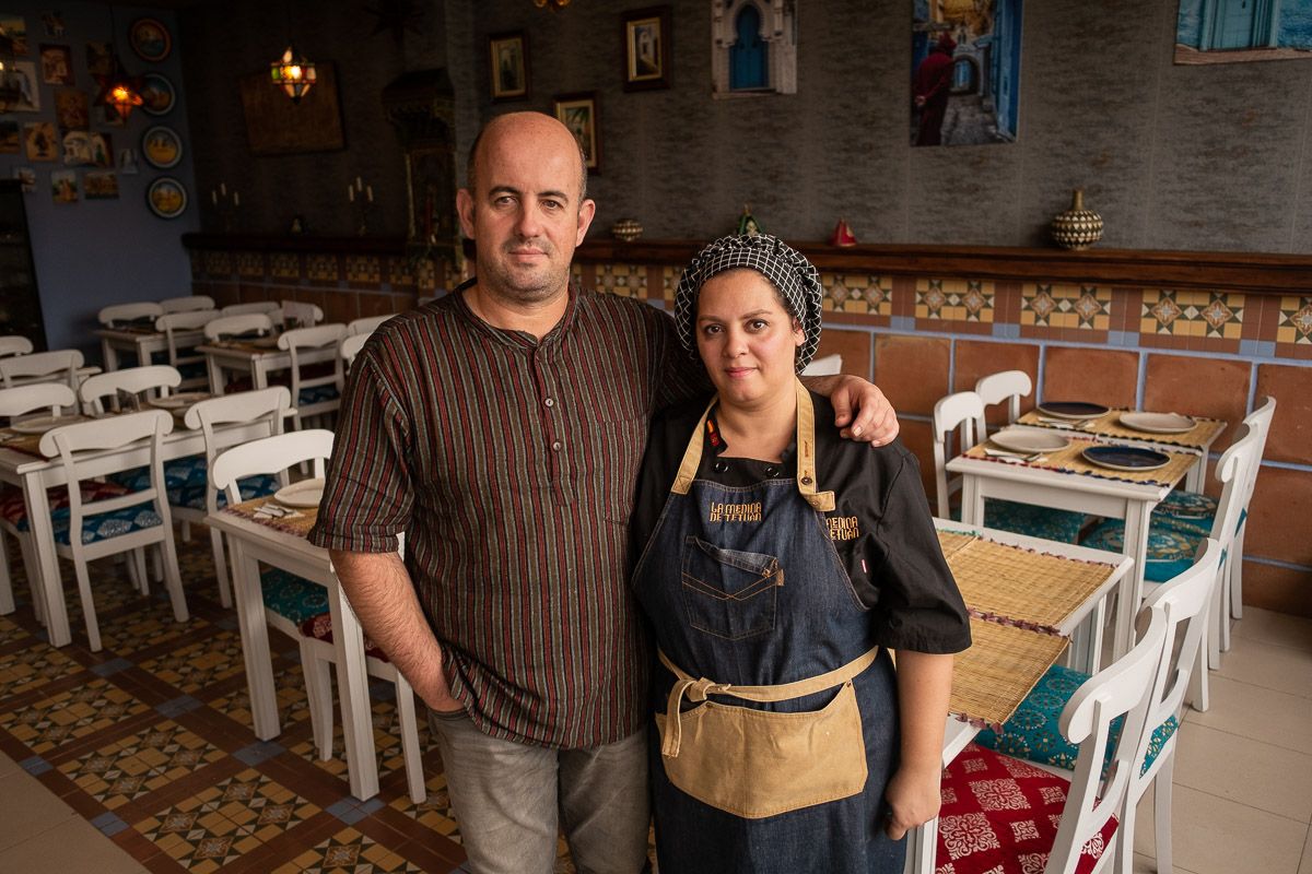 Ramón Ramos y Ouafae Amajhour, dueños de La Medina de Tetuán, uno de los restaurantes que abrirán sus puertas este verano en la playa de La Barrosa.