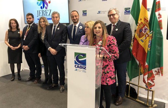 La presidenta de Diputación, Irene García, con la alcaldesa Mamen Sánchez y miembros del equipo de gobierno de Jerez.
