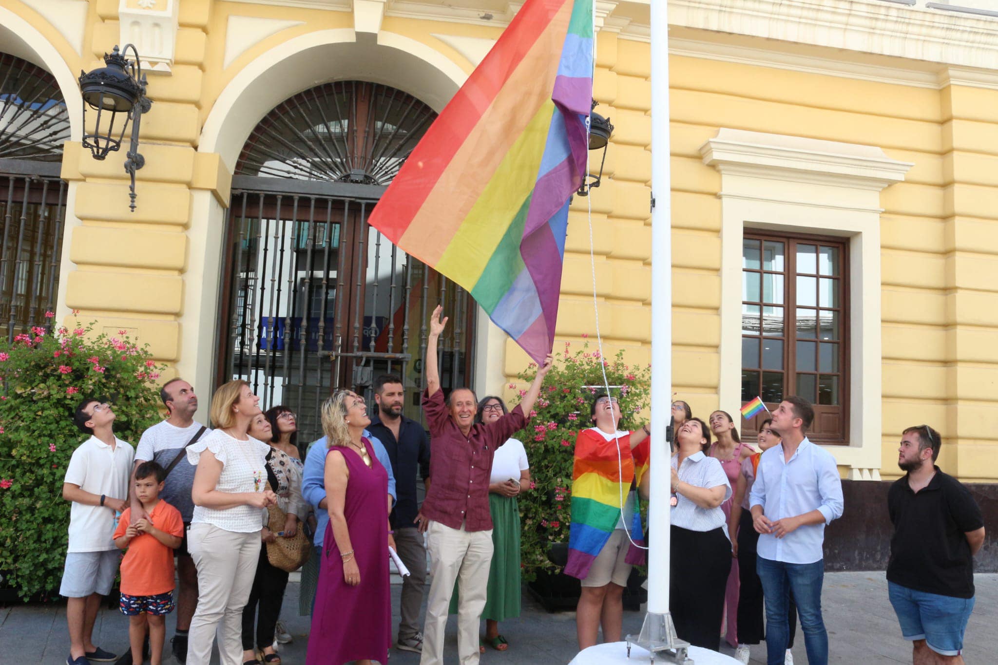 Izado de la bandera LGTBIQ+ en el Ayuntamiento de Chiclana. 