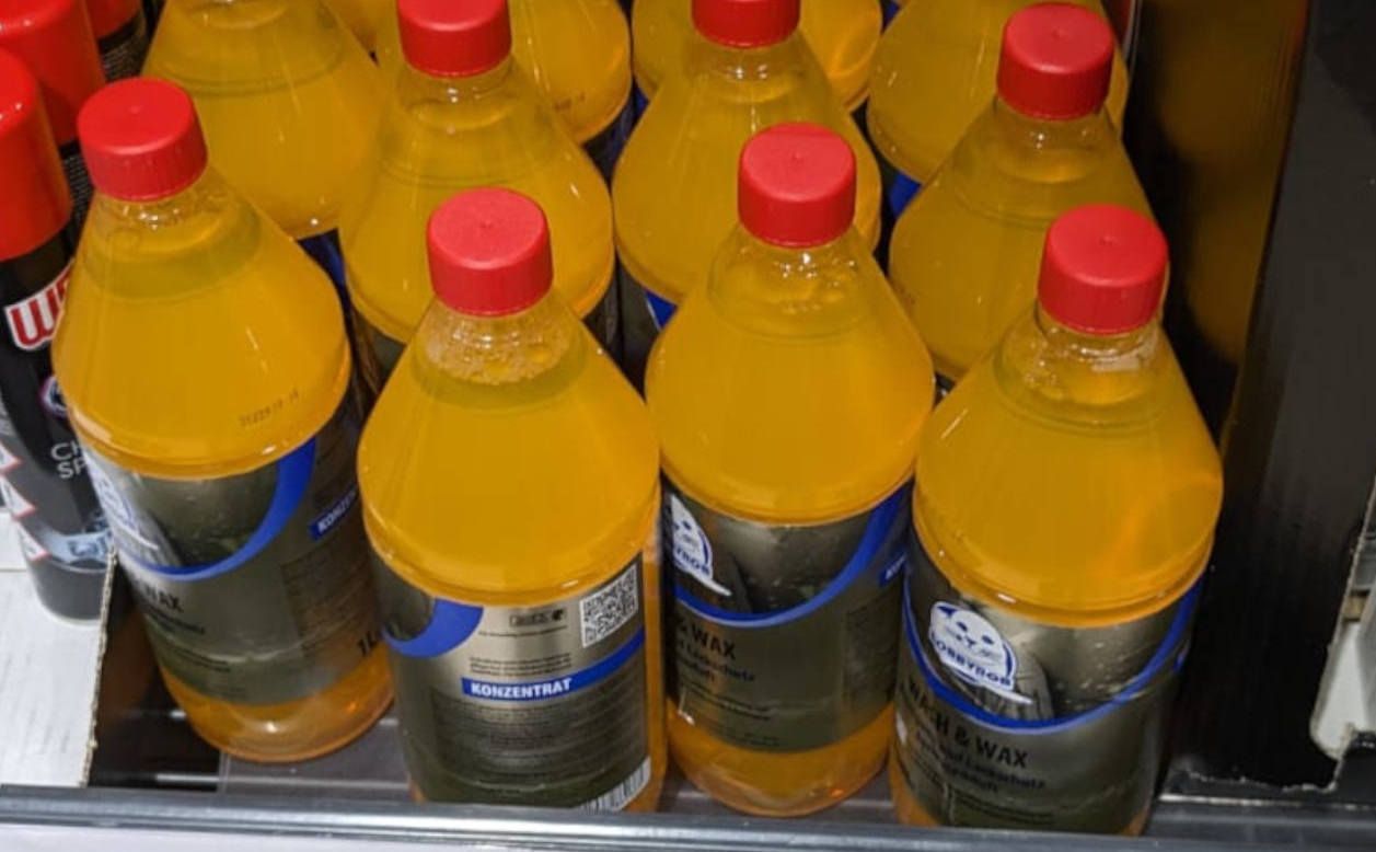 El producto de limpieza con apariencia de refresco.