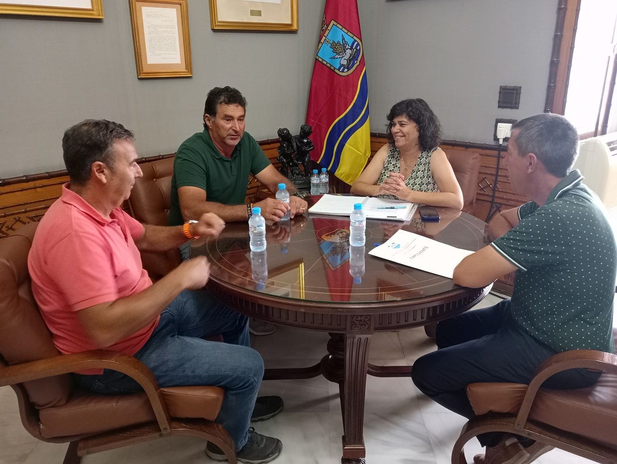 Piden con urgencia la nueva depuradora de Sanlúcar para aprovechar el agua para los riegos. En la imagen, la alcaldesa y los regantes de Monte Algaida durante una reunión.