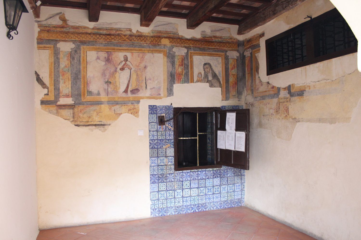 Cortadillos, magdalenas, tortas de chocolate… dulces conventuales que necesitan venderse. El magnífico espacio donde se ubica el torno del convento de Santa Inés. 