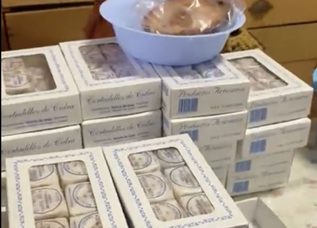 Imagen extraída del vídeo subido a twitter con las cajas de dulces preparadas para su venta. 