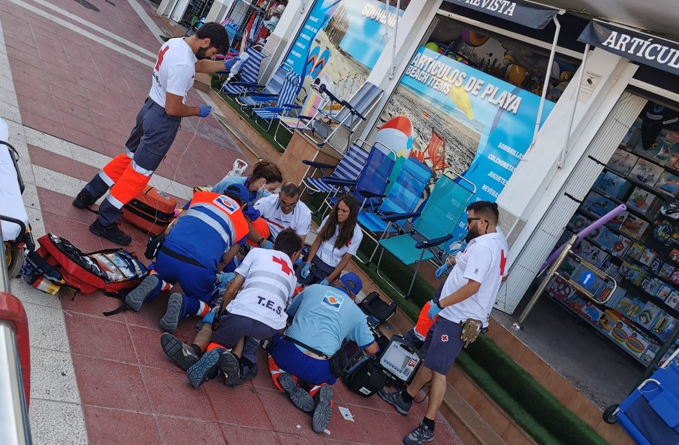 Salvan la vida a un hombre en la primera pista de la playa de La Barrosa en Chiclana.