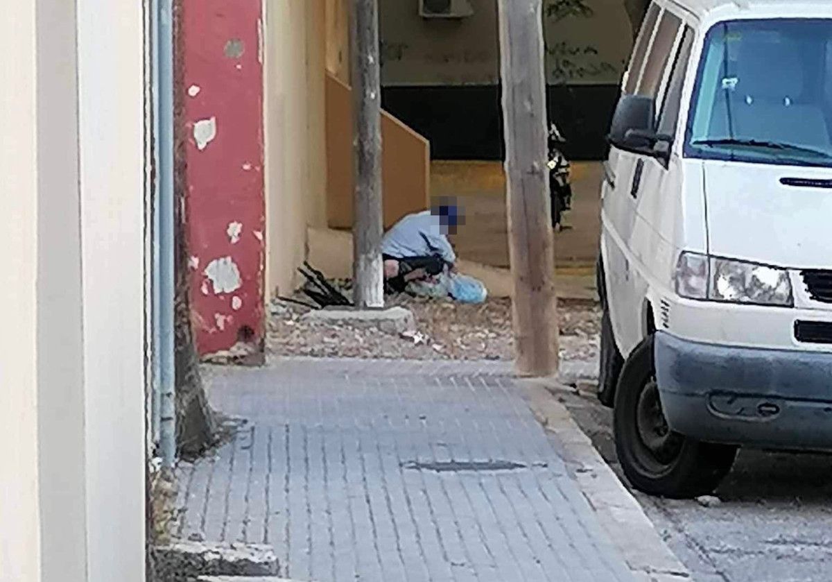 Denuncian que una persona defeca a diario en una plaza del barrio de San José de Cádiz.