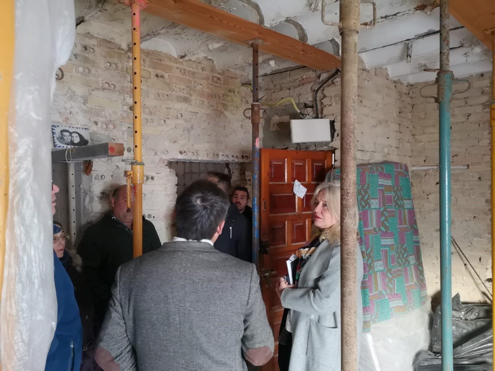 Mercedes Colombo, delegada territorial de la Junta en Cádiz, durante su visita a uno de los bloques.