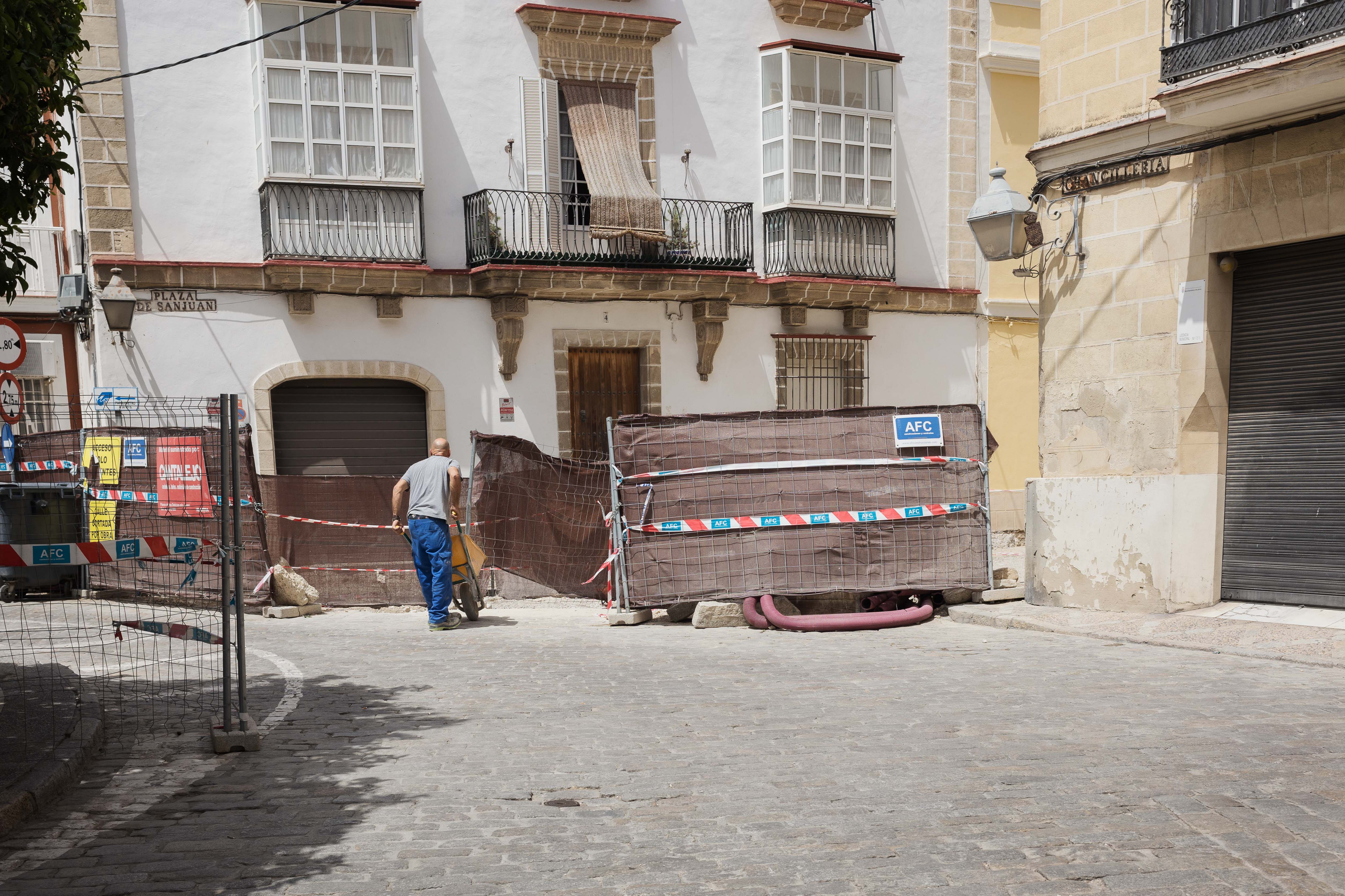 Las vallas siguen colocadas en el acceso a calle San Juan desde Francos por las obras.