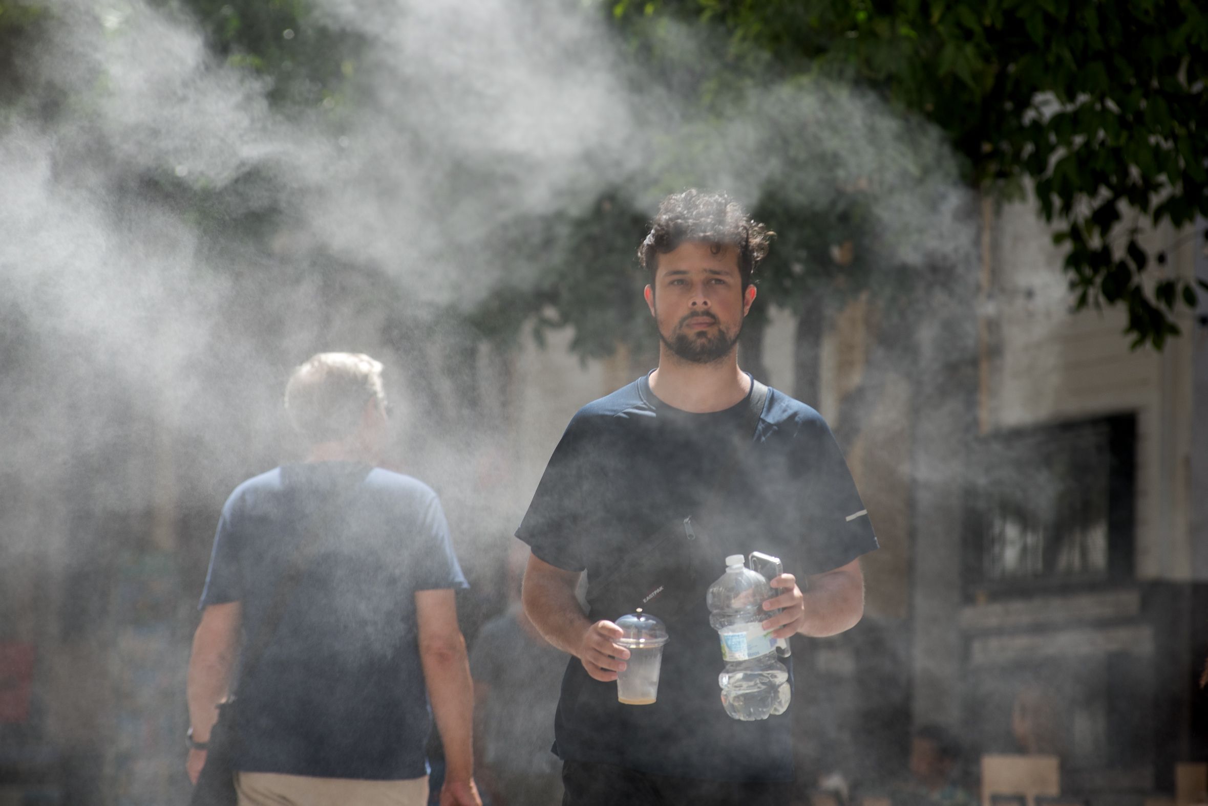 Una persona se refresca en plena ola de calor en Sevilla, capital de Andalucía. 