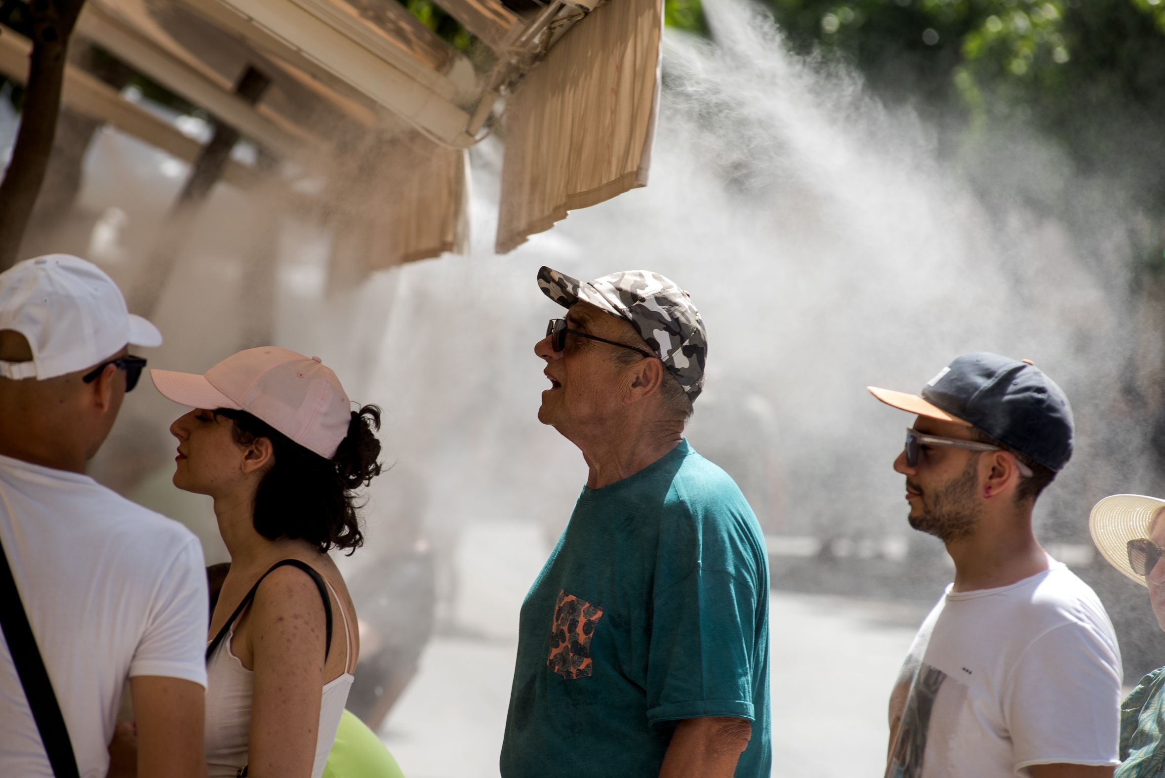 Varias personas se refrescan durante una ola de calor en Andalucía. 