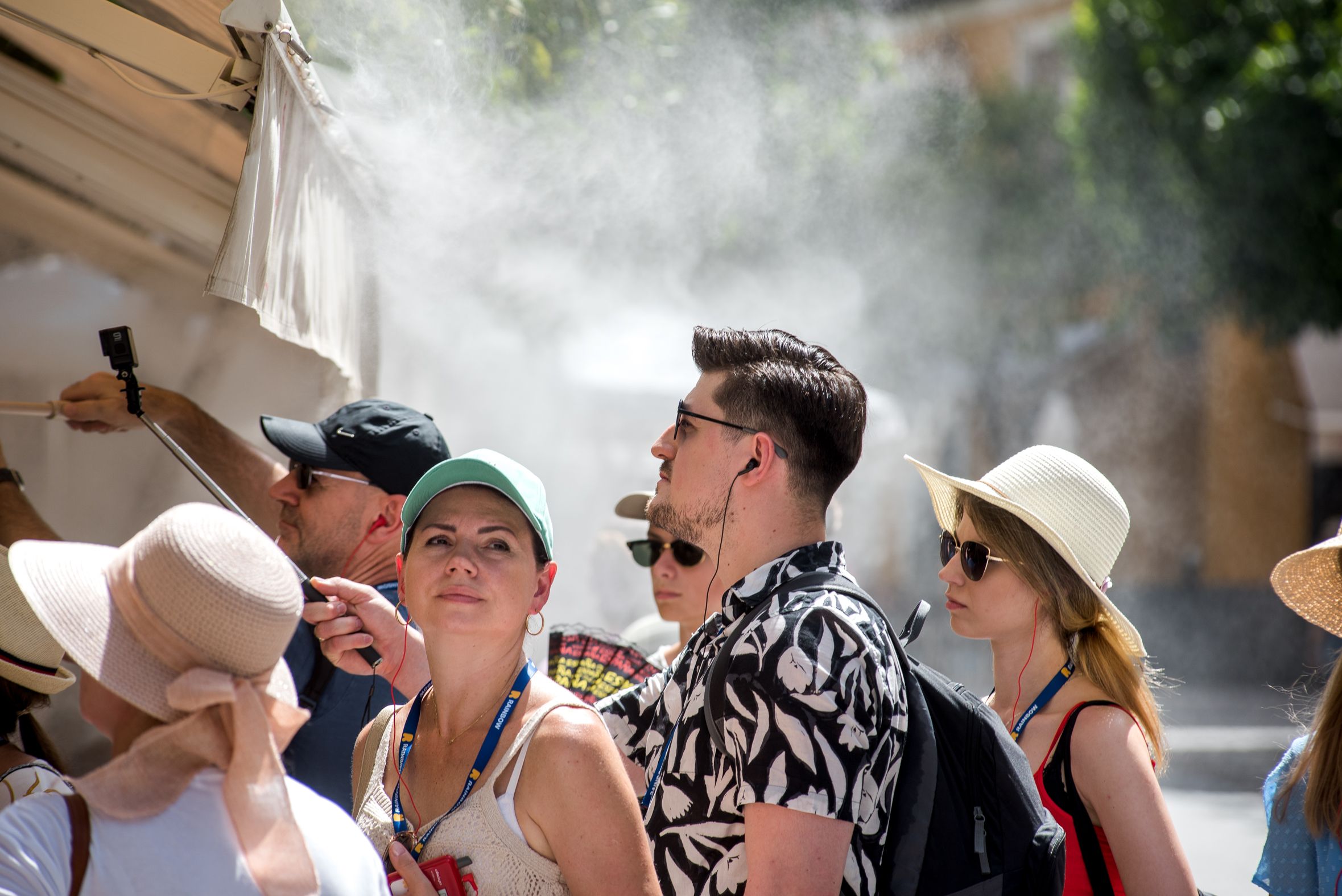 Turistas bajo un vaporizador en Sevilla, durante la última ola de calor. 