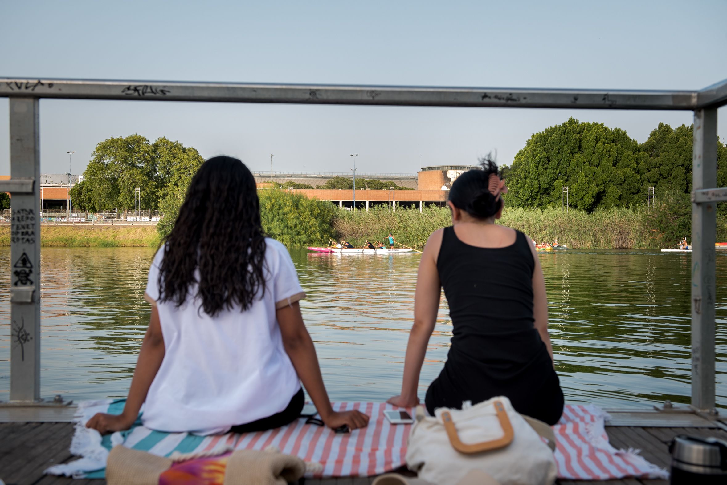 Dos chicas en Sevilla, en plena ola de calor, junto al Guadalquivir.
