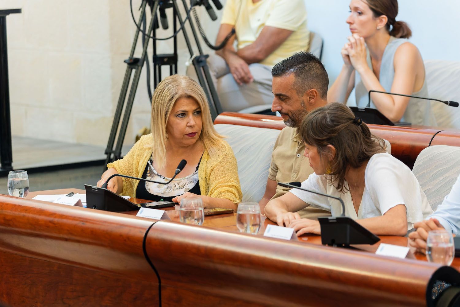 Mamen Sánchez, en el pleno municipal de Jerez, con José Antonio Díaz y Laura Álvarez, este mes de junio.