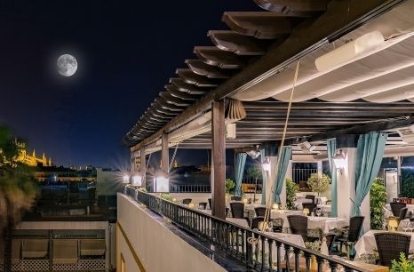 Un restaurante, con luna llena al fondo.