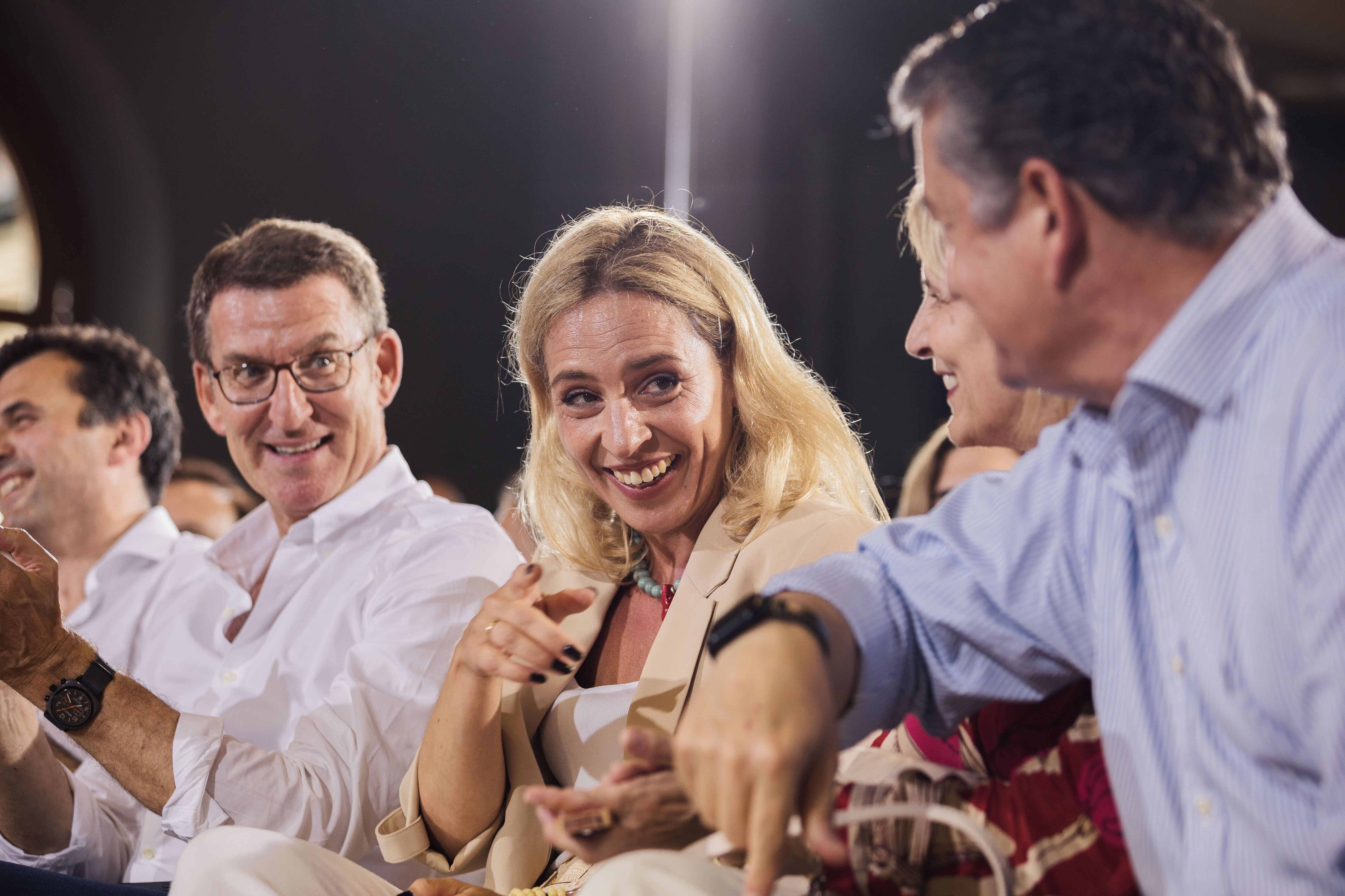 Almudena Martínez del Junco, entre Feijóo, Pelayo y Antonio Sanz, este martes.