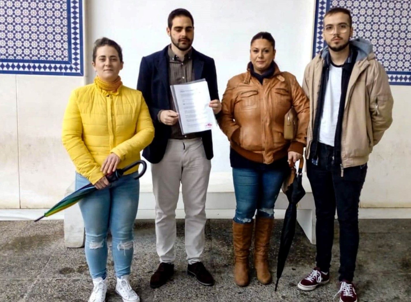 Miembros de Roja Directa presentan la denuncia en los Juzgados de Algeciras.