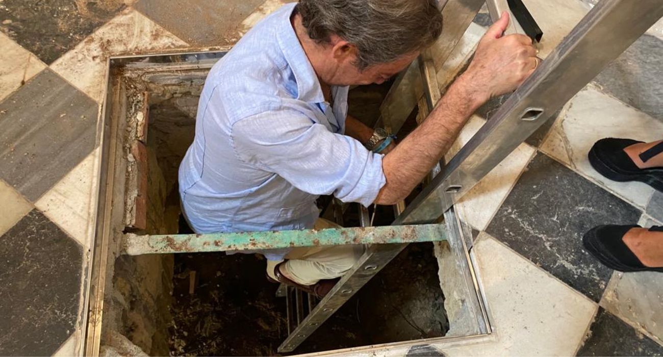 Una imagen de la bajada a la cripta de enterramiento de San Juan de los Caballeros.