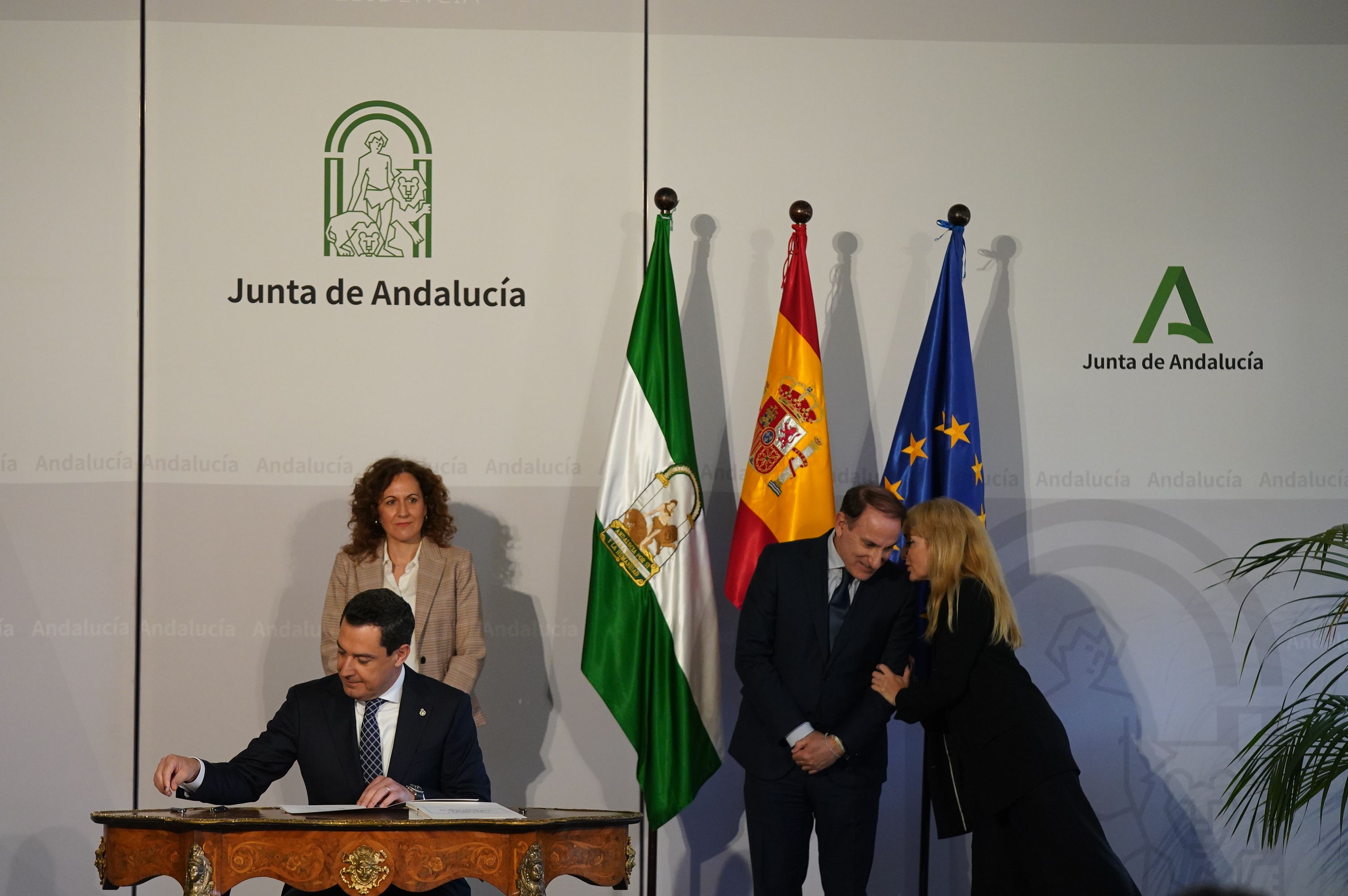 Firma de Pacto Social entre Junta, empresarios y sindicatos.