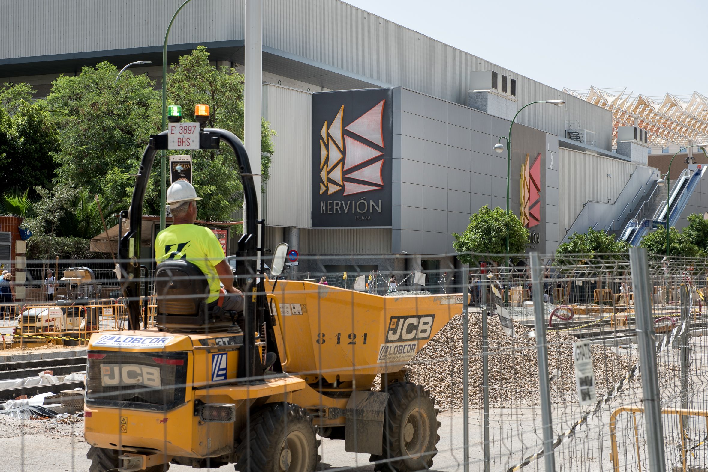 El Consejo de Hermandades se suma a la iniciativa 'Sevilla quiere Metro'. Imagen e archivo de obras en la zona de Nervión.