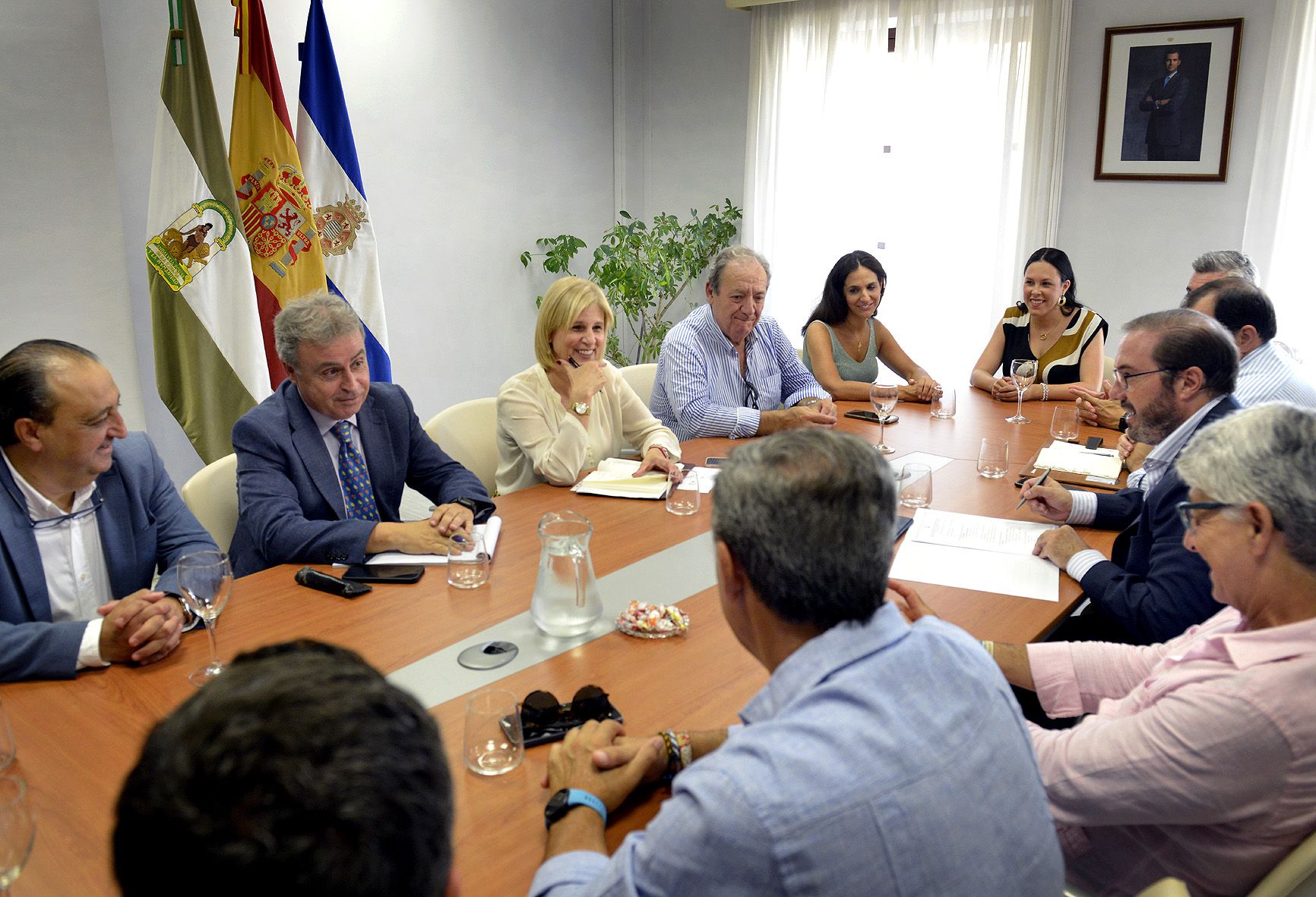Reunión de la alcaldesa y gobierno local con la junta de gobierno de la Hermandad de la Borriquita. 