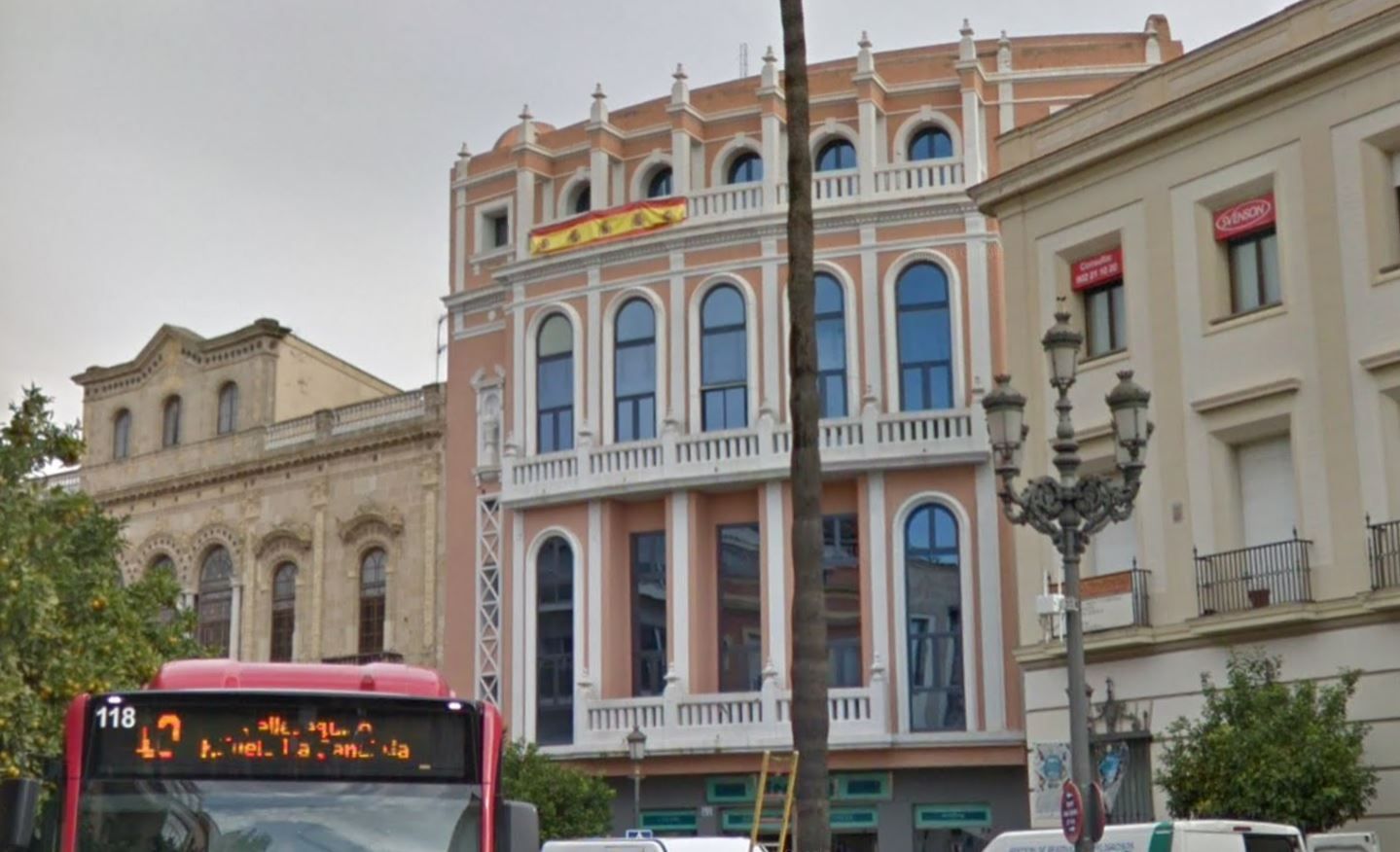 La antigua sede del PP, en la última planta del edificio, adornada entonces con banderas de España.