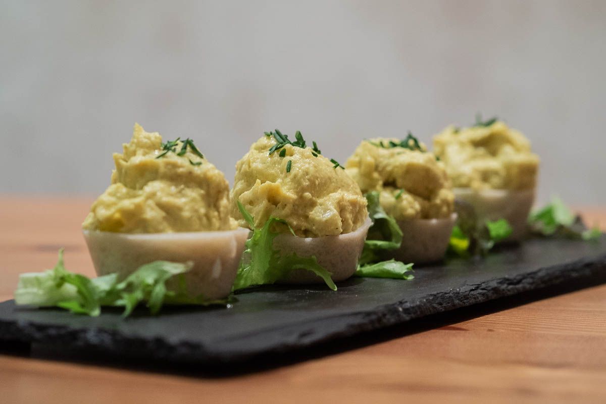 Huevos rellenos elaborados sin huevo de La Veganesa en Cádiz. Huevos rellenos elaborados sin huevo de La Veganesa en Cádiz.