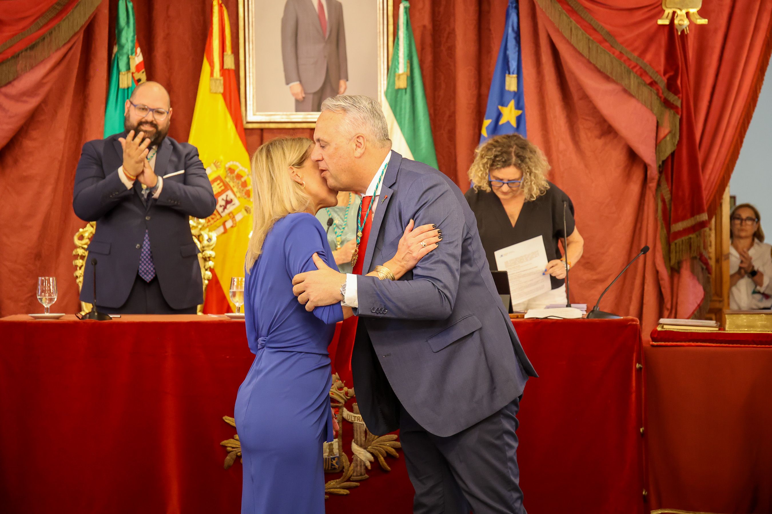 Ruiz Boix saluda a Almudena Martínez, su relevo al frente de la Diputación de Cádiz, en el pleno de investidura.