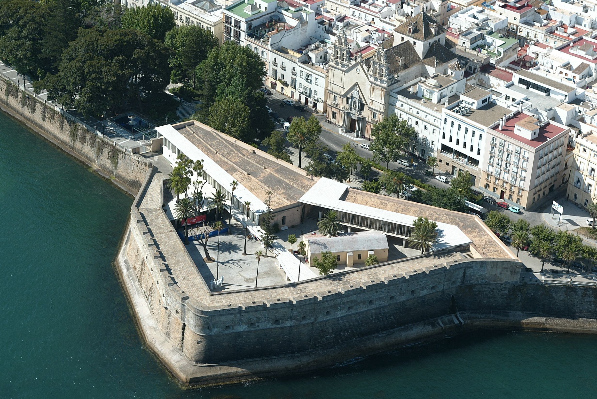 El Baluarte de la Candelaria, vestigio del antiguo perímetro amurallado de Cádiz.