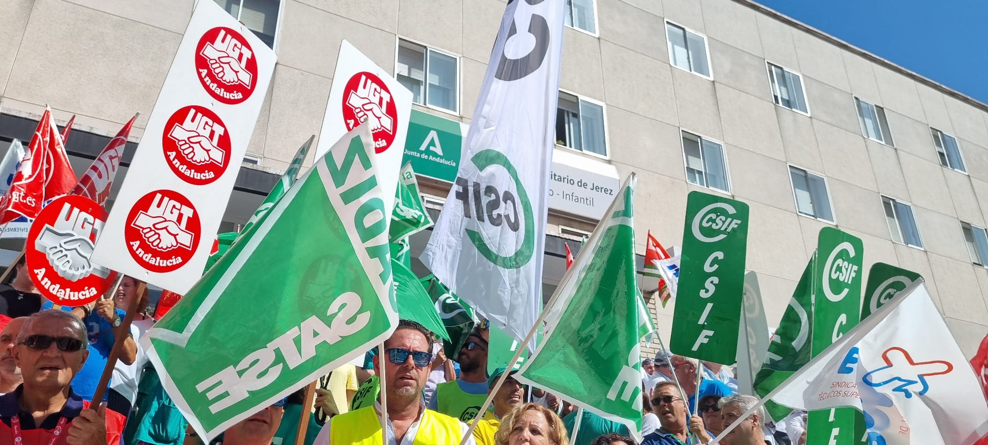 Un momento de la protesta este miércoles ante el Hospital de Jerez.