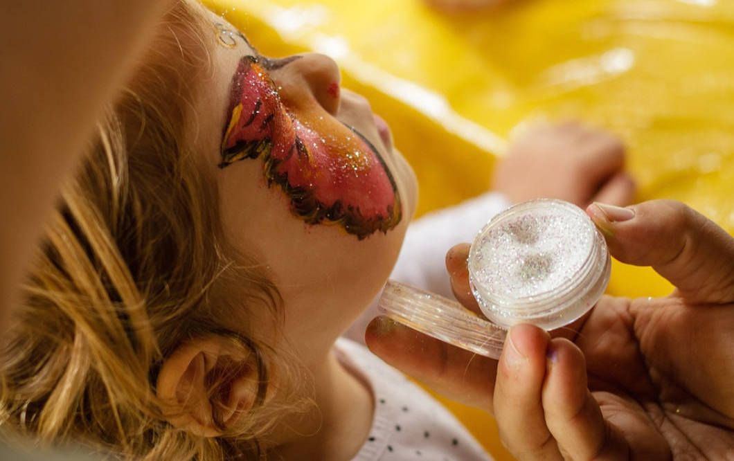 Un niño, poniéndose la pintura facial prohibida.