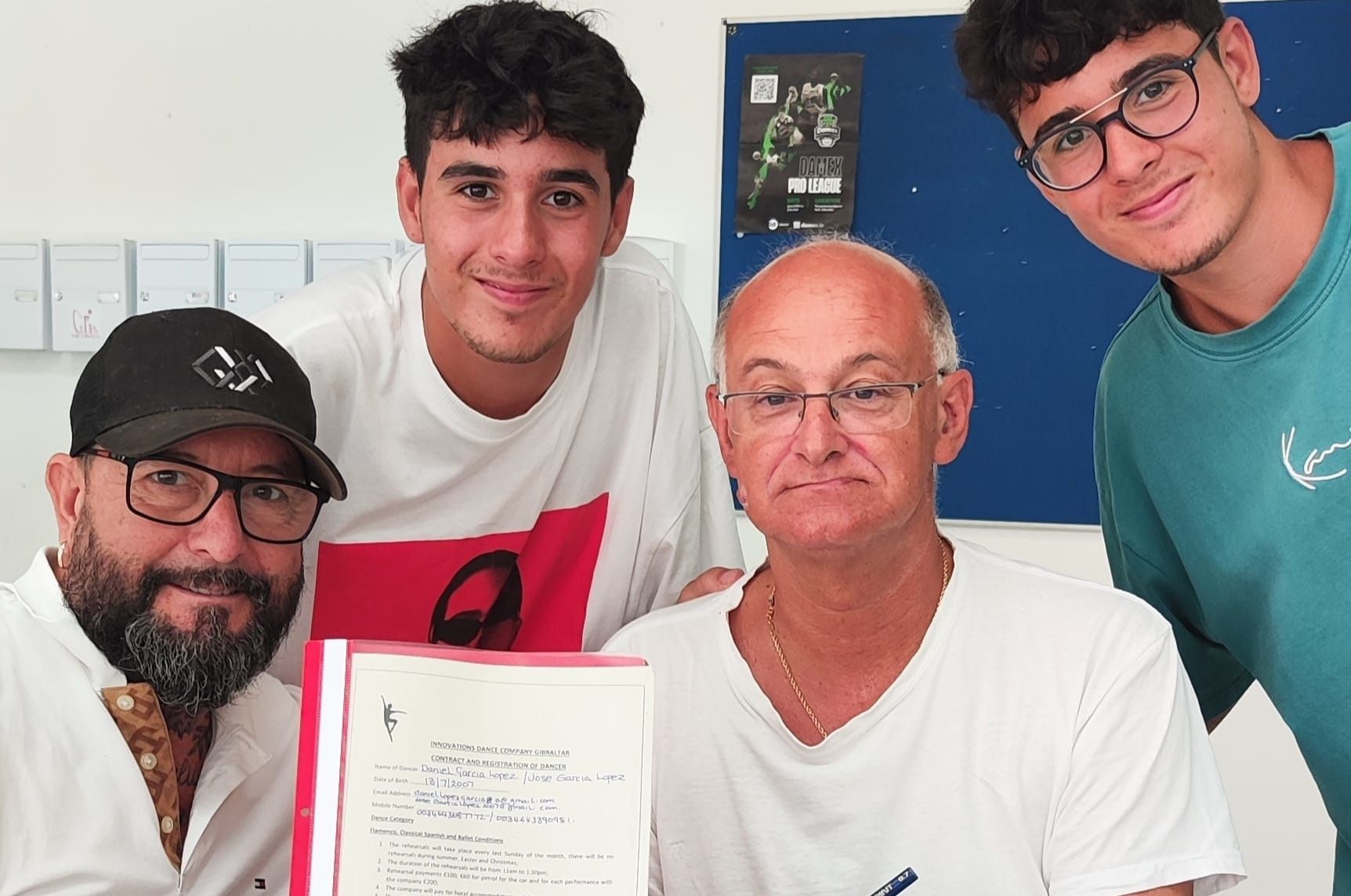 Jose y Dani 'Los mellis', firman un contrato con una compañía inglesa de baile flamenco.